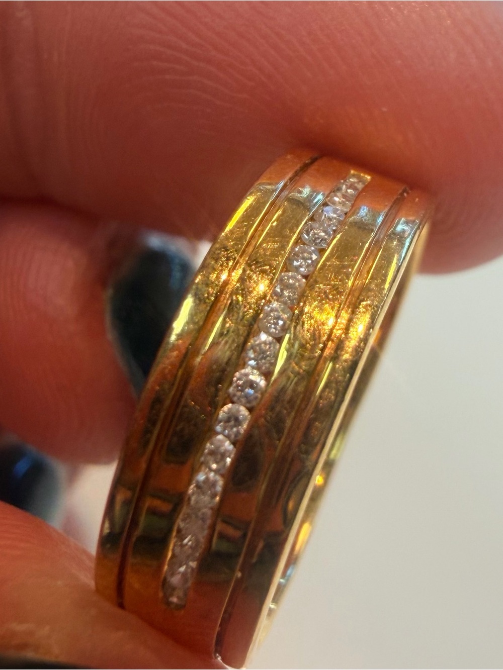 750 /18K Gold Ring with Row of Diamonds 4.5 grams and size 6.5